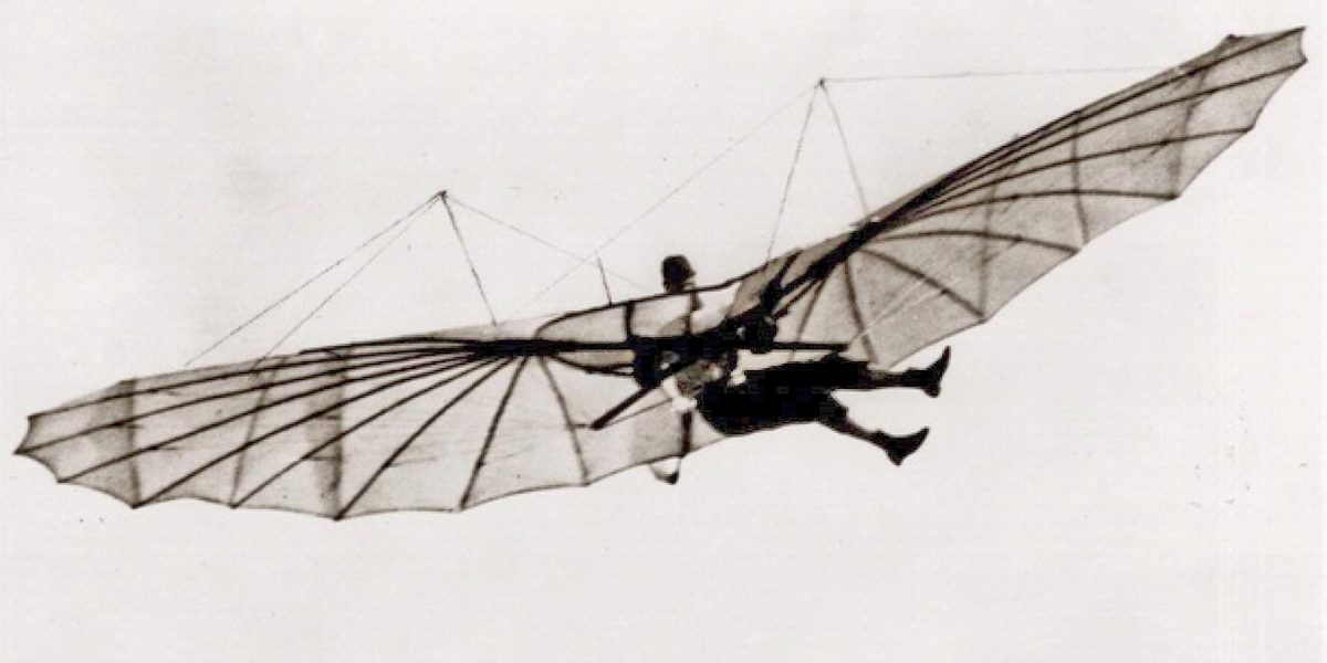 Otto Lilienthal en vol plané, suspendu à son aile fixe, au Fliegeberg de Berlin-Lichterfelde, 14 septembre 1894.