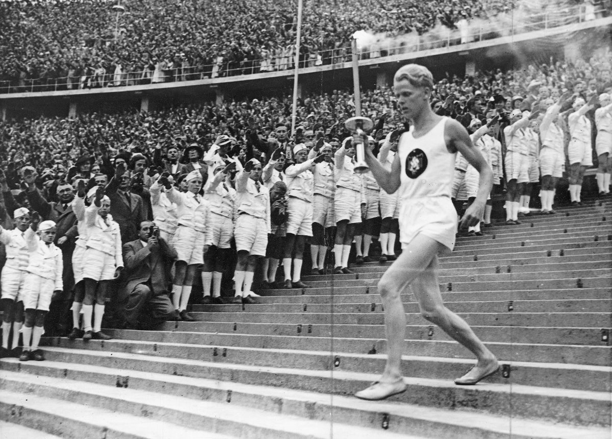 Le dernier relayeur, Fritz Schilgen, entre avec la flamme dans le stade olympique de Berlin, 1er août 1936.