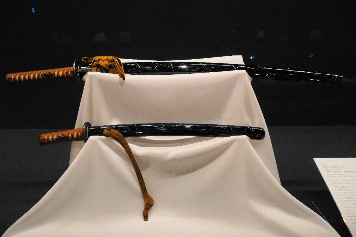 Paire de sabres de samouraï, un long et un court, montures laquées de l’époque d’Edo
