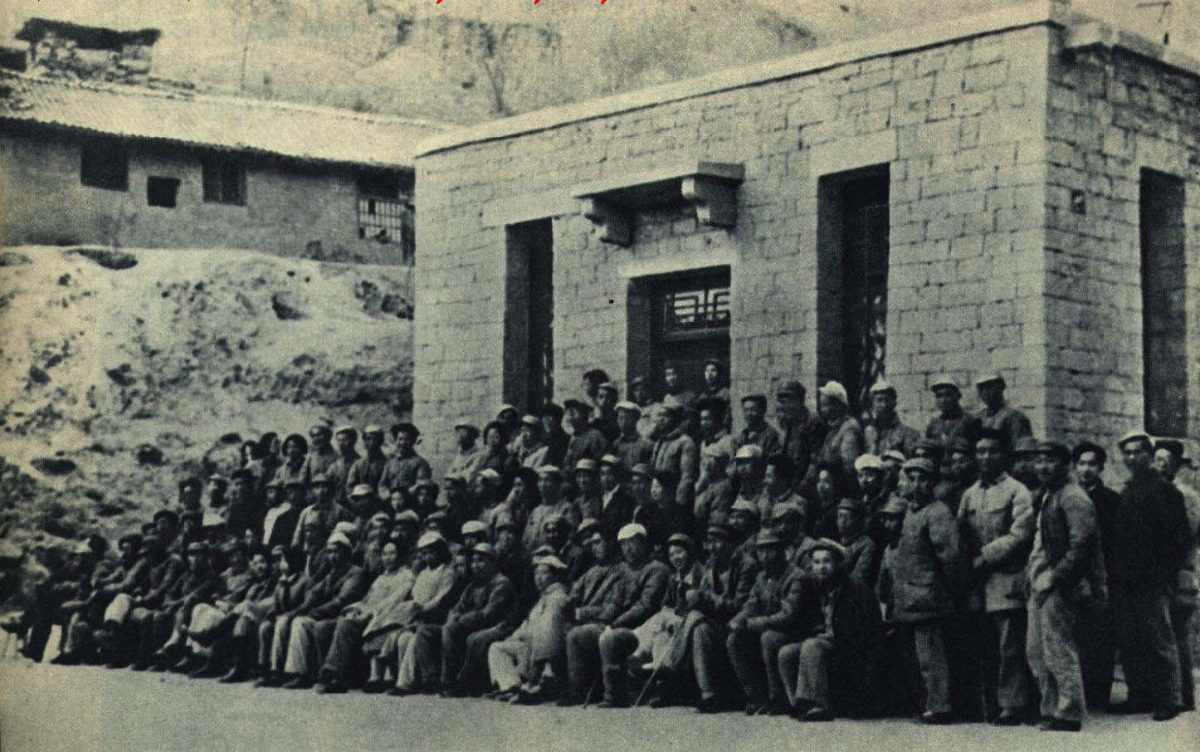 Les délégués du forum de Yénan sur la littérature et l'art, réunis autour de Mao en mai 1942.