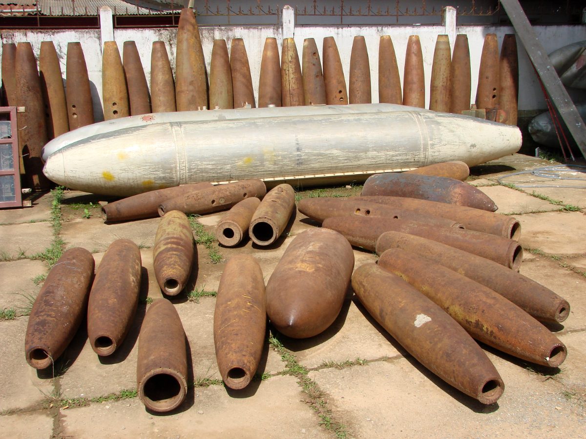 Enveloppes de bombes et réservoir largable américains récupérés à Phonsavanh, près de la plaine des Jarres, au Laos.