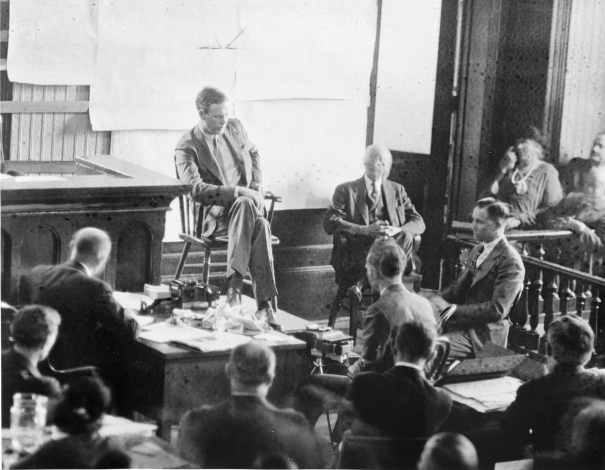 Charles Lindbergh à la barre au procès Hauptmann, en 1935, devant une salle d'audience comble.