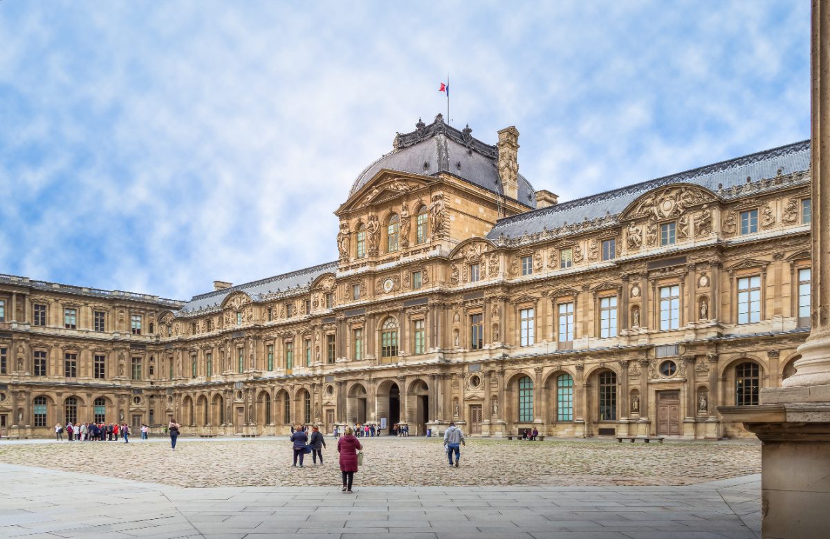 L'aile Lescot et le pavillon de l'Horloge, façade ouest de la cour Carrée du palais du Louvre.