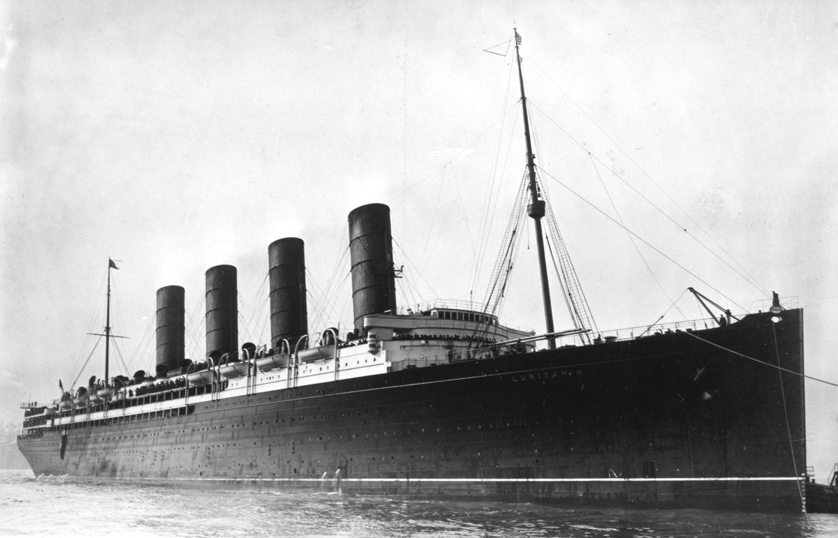 Le paquebot Lusitania de la Cunard, ses quatre cheminées, entrant au port vers 1907-1913.