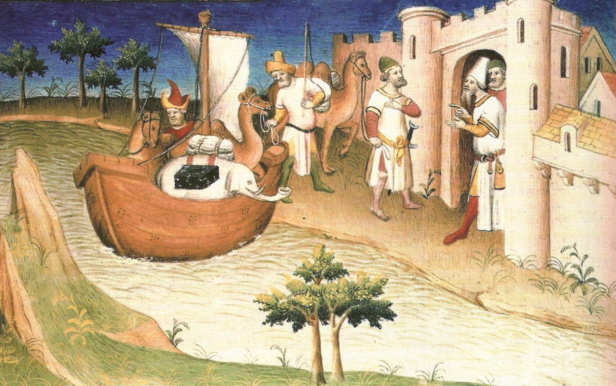Enluminure du Devisement du monde : la caravane des Polo, chameaux et barque, arrive devant une ville fortifiée.