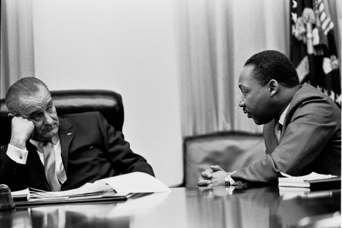 Martin Luther King face au président Lyndon Johnson dans la salle du Cabinet, Maison-Blanche, mars 1966.