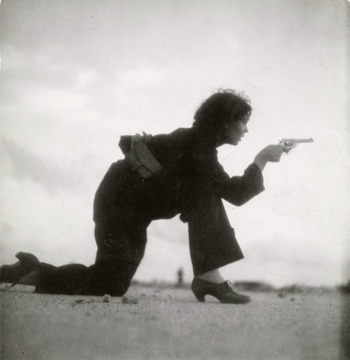 Une milicienne républicaine à l'entraînement près de Barcelone, genou à terre, pistolet tendu, en août 1936.