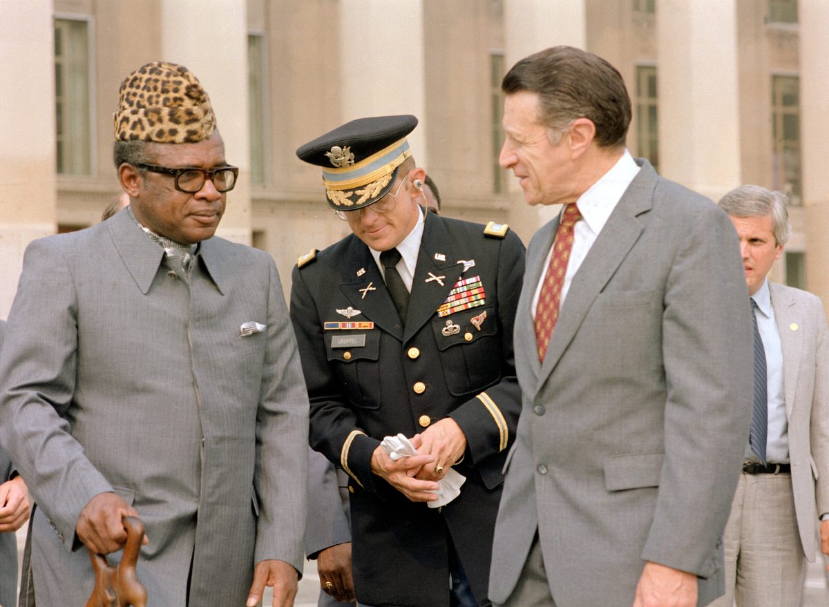 Mobutu Sese Seko, coiffé de sa toque en peau de léopard, reçu au Pentagone en août 1983.