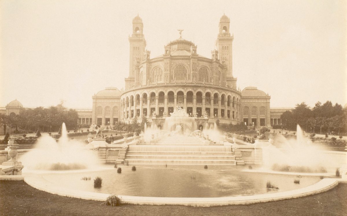 Le palais du Trocadéro à Paris, ses deux tours et ses cascades, photographié vers 1890 avant sa démolition.