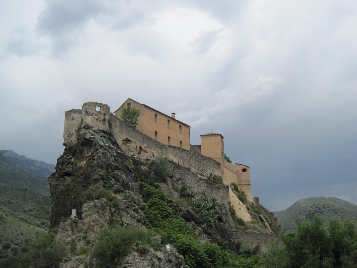 La citadelle de Corte sur son piton rocheux : à gauche, les vestiges du Nid d’Aigle, la tour fondée par Vincentello d’Istria.
