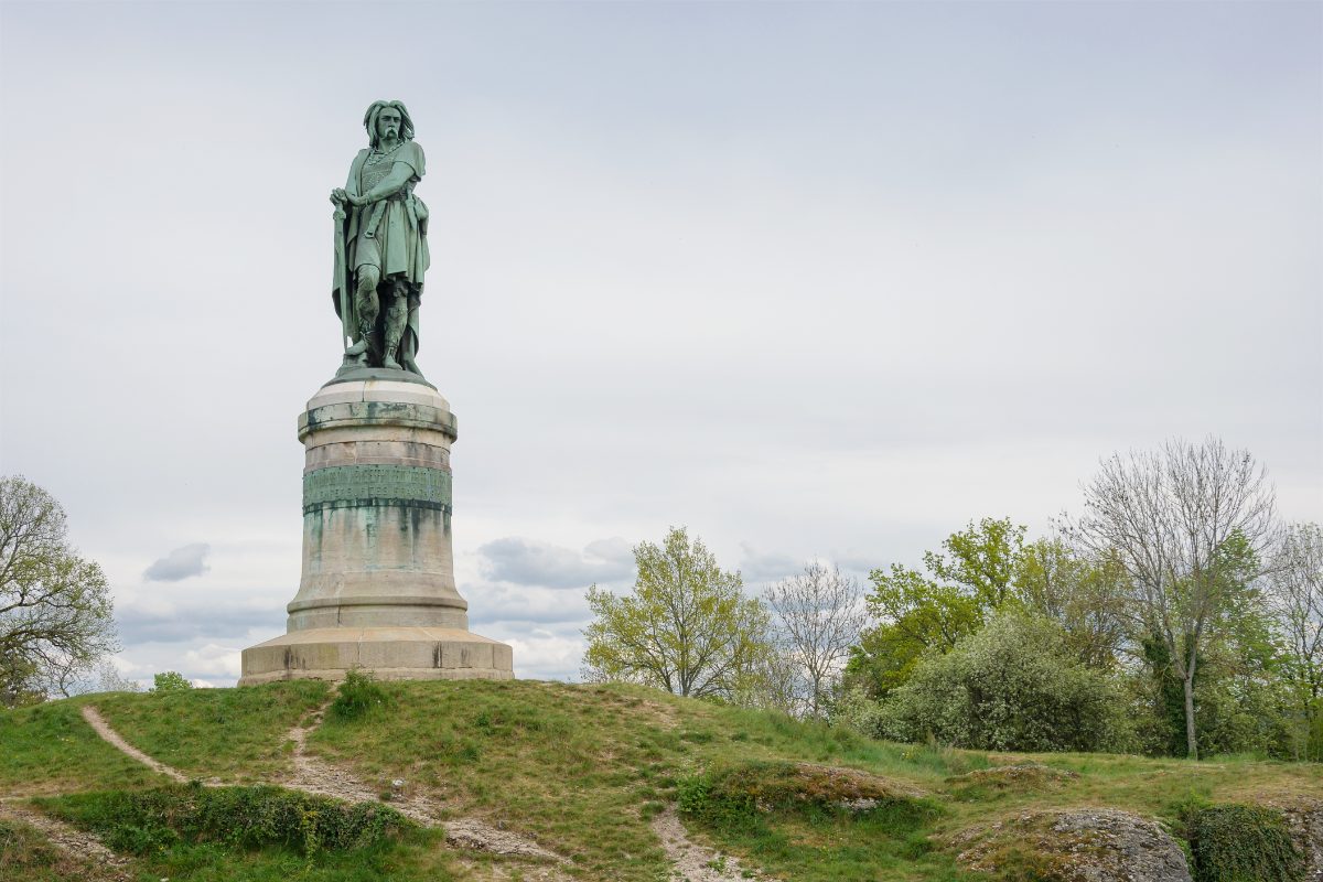 La statue colossale de Vercingétorix, sculptée par Aimé Millet, dressée en 1865 à Alise-Sainte-Reine.