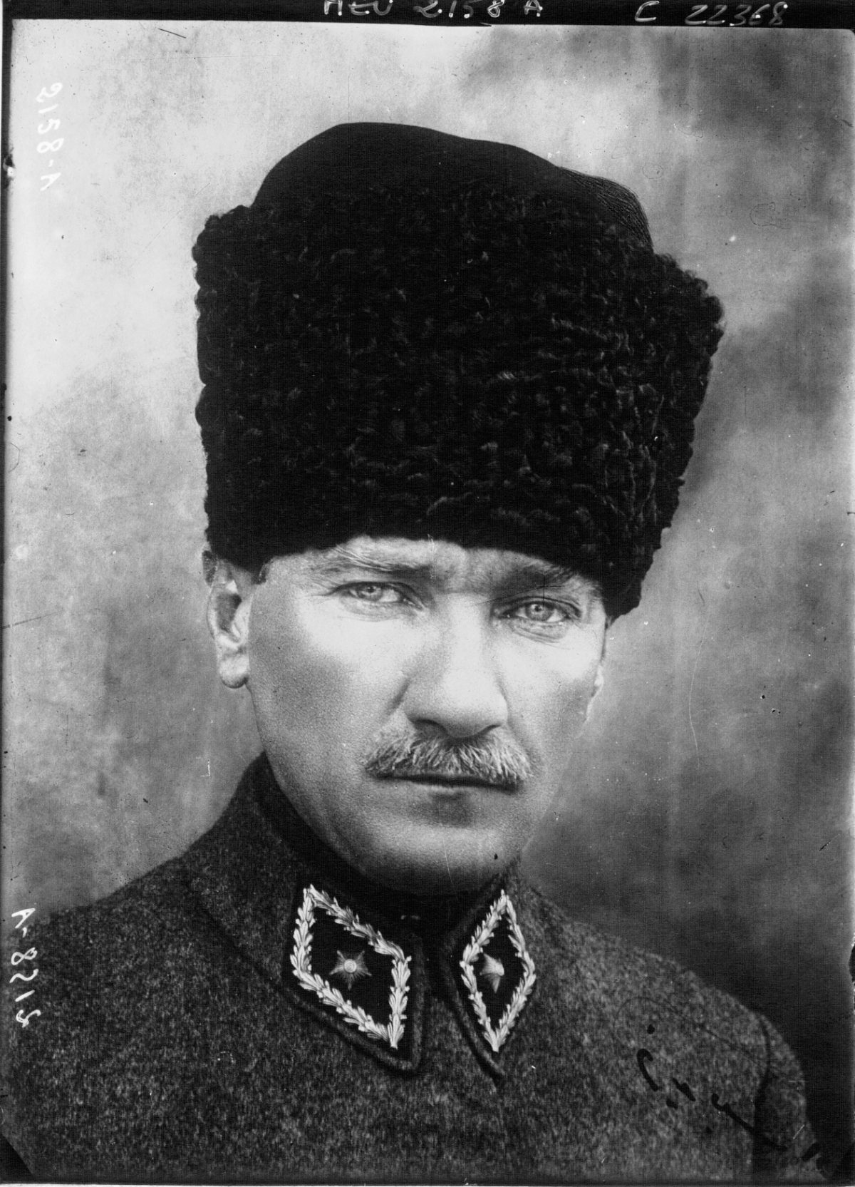 Mustafa Kemal en uniforme d'officier et kalpak, généralissime des armées kémalistes, photographie de presse de novembre 1922.