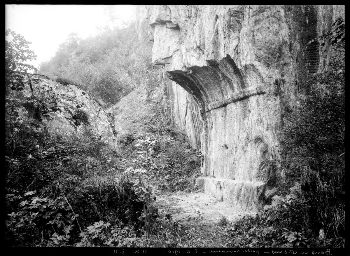 La porte romaine de Bons, arche taillée dans le rocher des gorges de l'Infernet, photographiée en 1910.