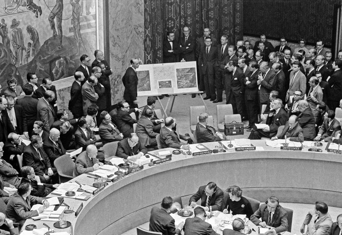 Conseil de sécurité de l'ONU, octobre 1962 : les photos aériennes des missiles soviétiques de Cuba exposées en séance.