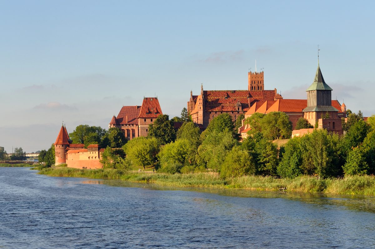 Le château de Marienbourg (Malbork), siège des grands maîtres teutoniques, vu depuis la Nogat.