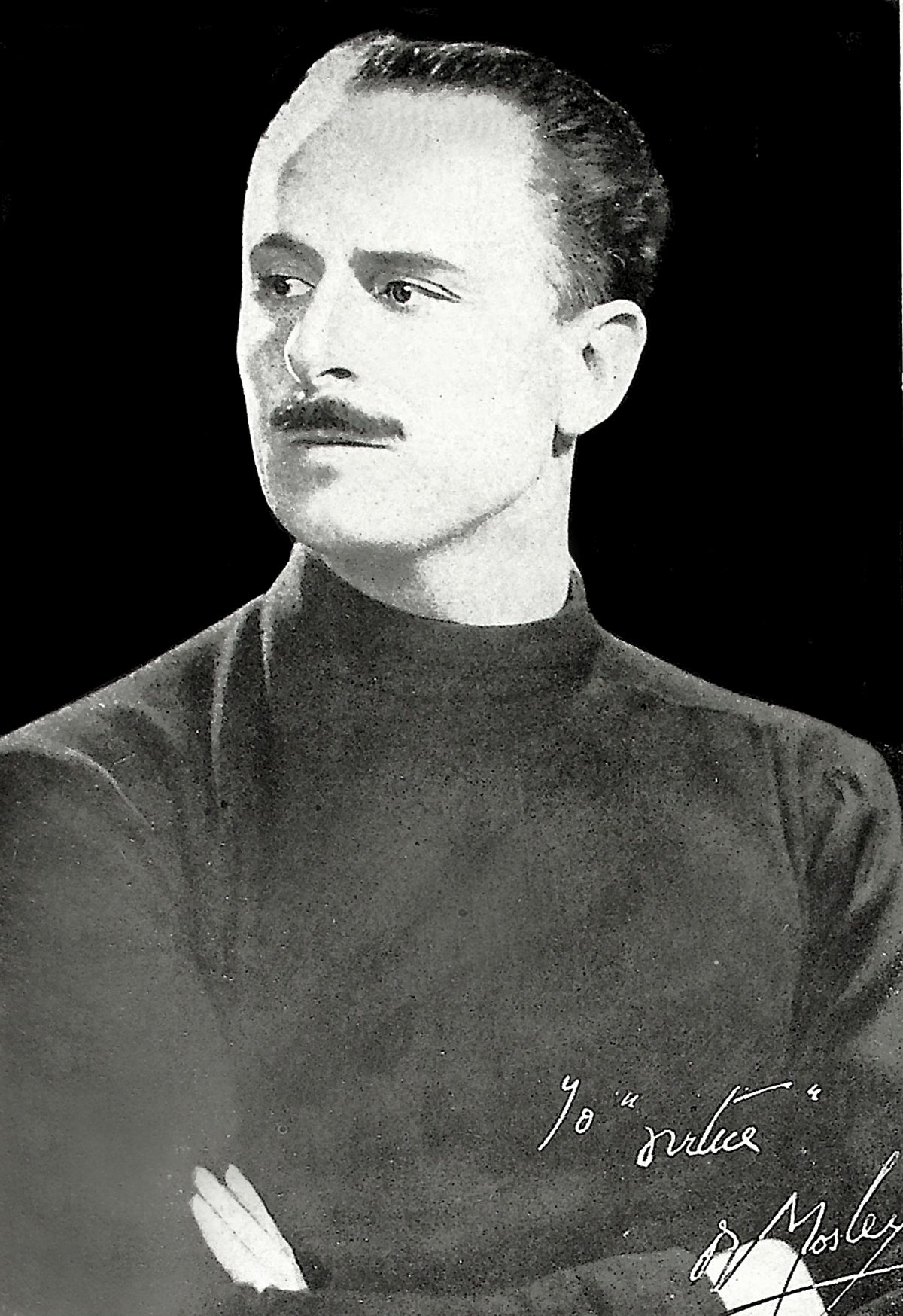 Oswald Mosley en chemise noire, chef de l'Union britannique des fascistes : portrait dédicacé, publié en 1938.