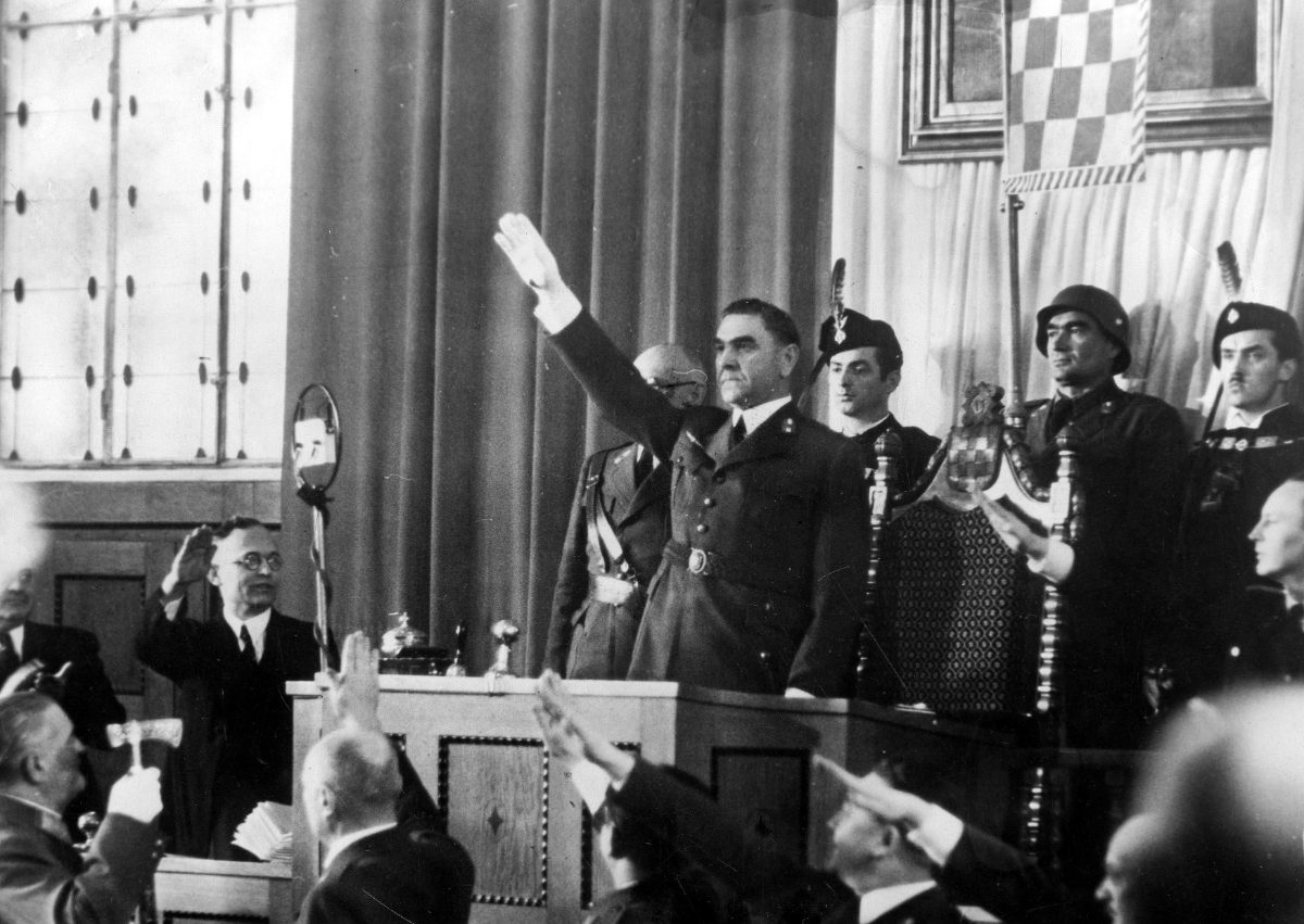 Ante Pavelić, chef de l'État indépendant croate, salue les députés du Sabor de Zagreb en février 1942.