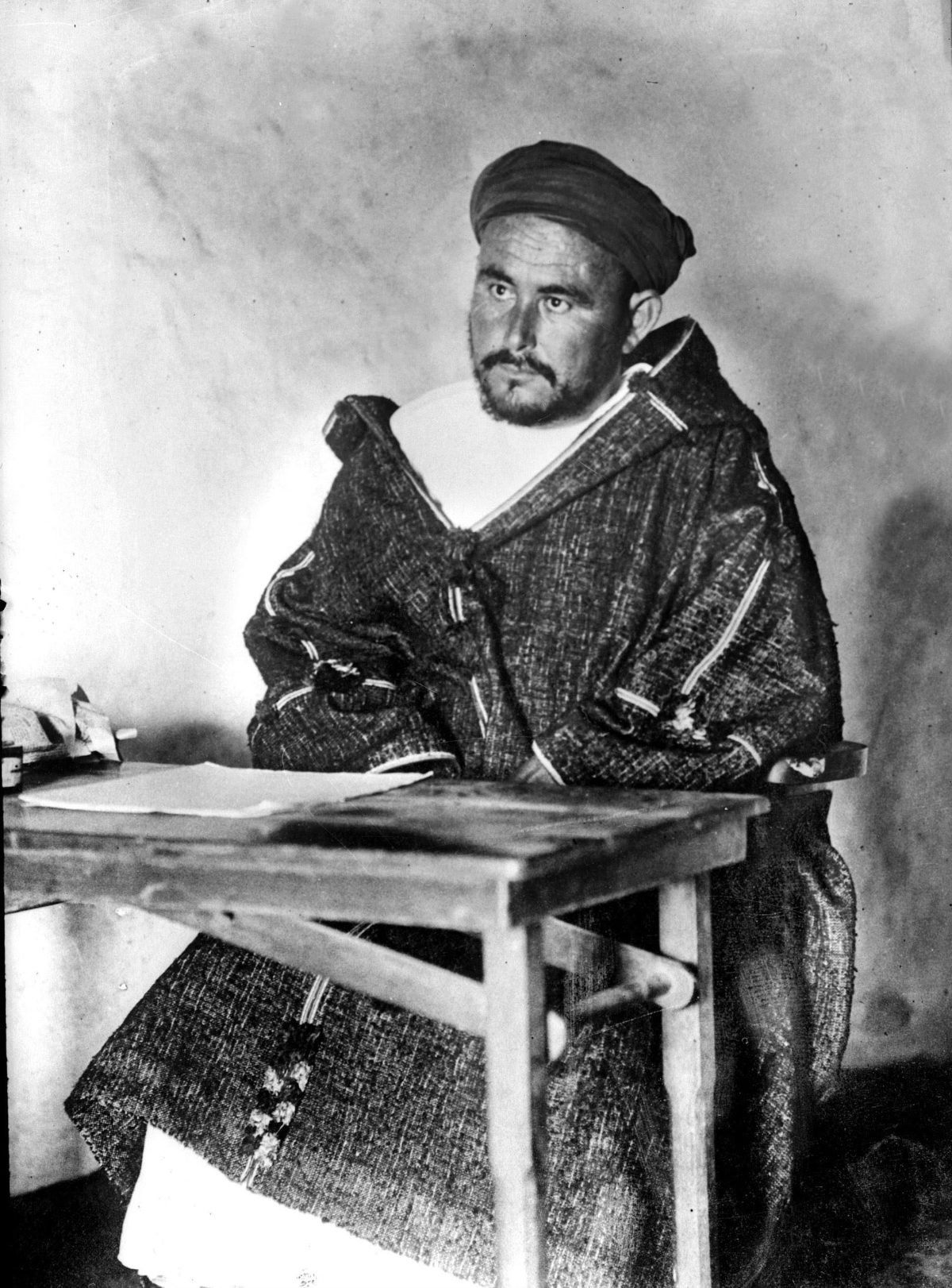 Abdelkrim el-Khattabi, chef de la République du Rif, assis à sa table de travail pendant la guerre.
