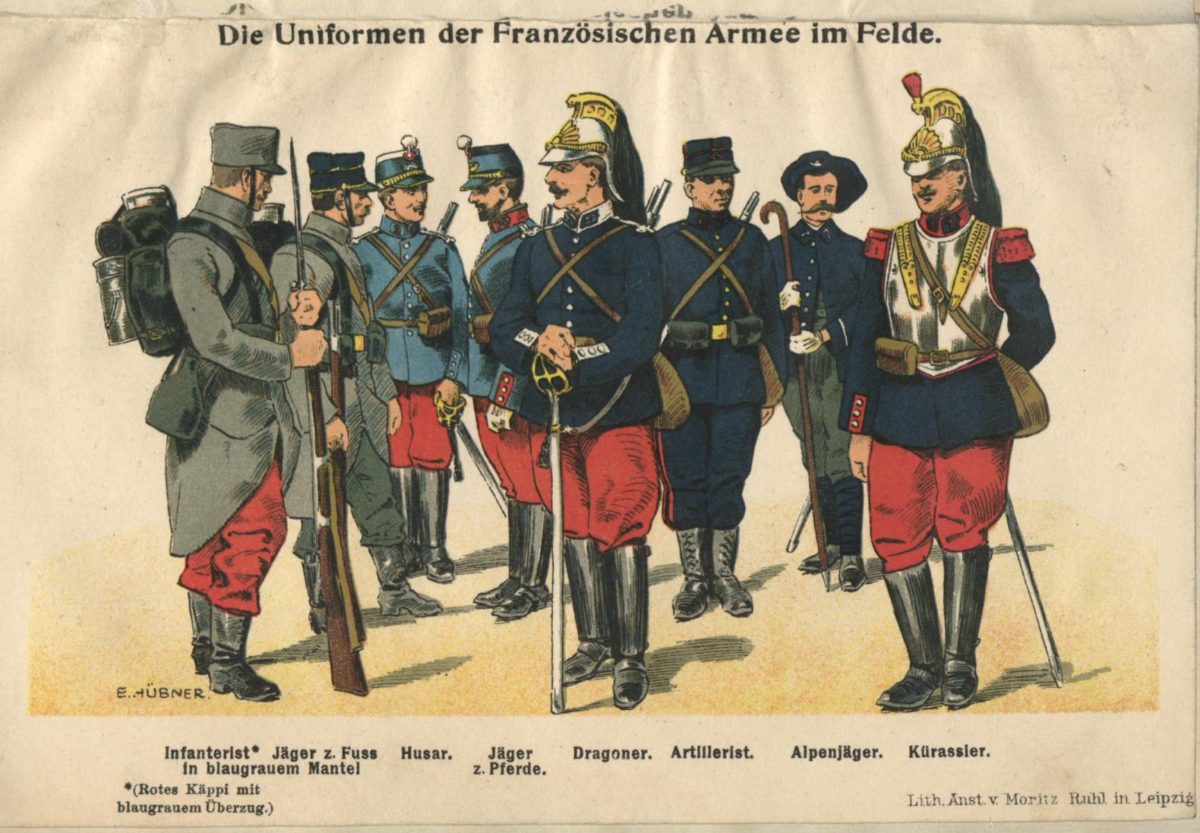 Planche allemande de 1914 : les uniformes de campagne français, fantassin en capote et pantalon garance à gauche.