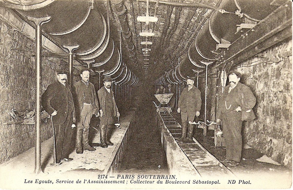 Égoutiers dans le collecteur du boulevard de Sébastopol, galerie visitable du réseau conçu par Eugène Belgrand.