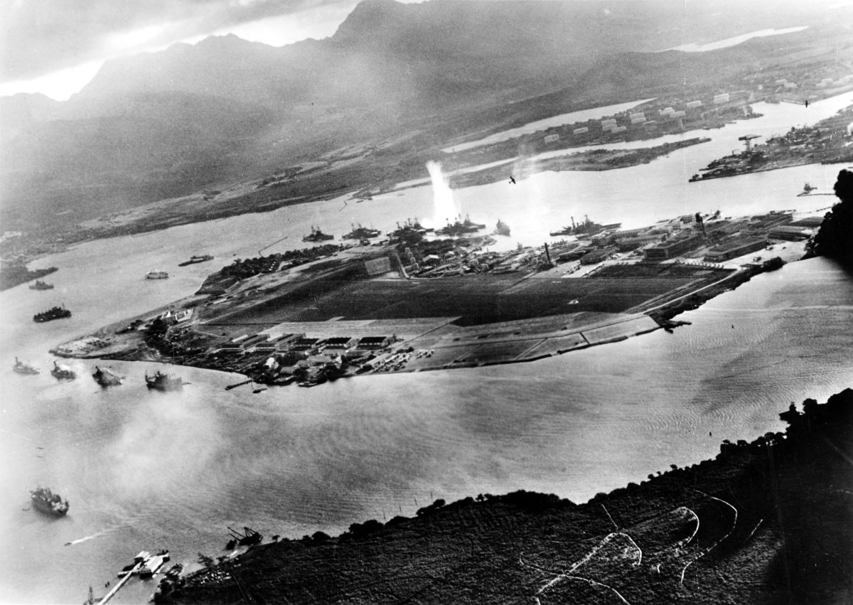 Pearl Harbor vu d'un avion japonais le 7 décembre 1941 : gerbes de torpilles autour de l'île Ford.