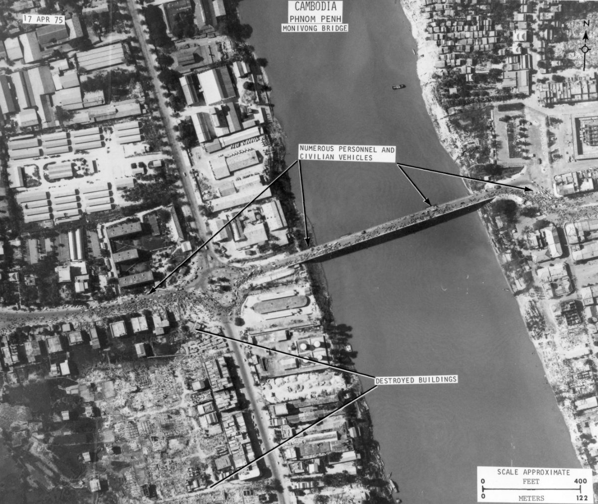 Photo de reconnaissance américaine du 17 avril 1975 : foule et véhicules quittant Phnom Penh par le pont Monivong