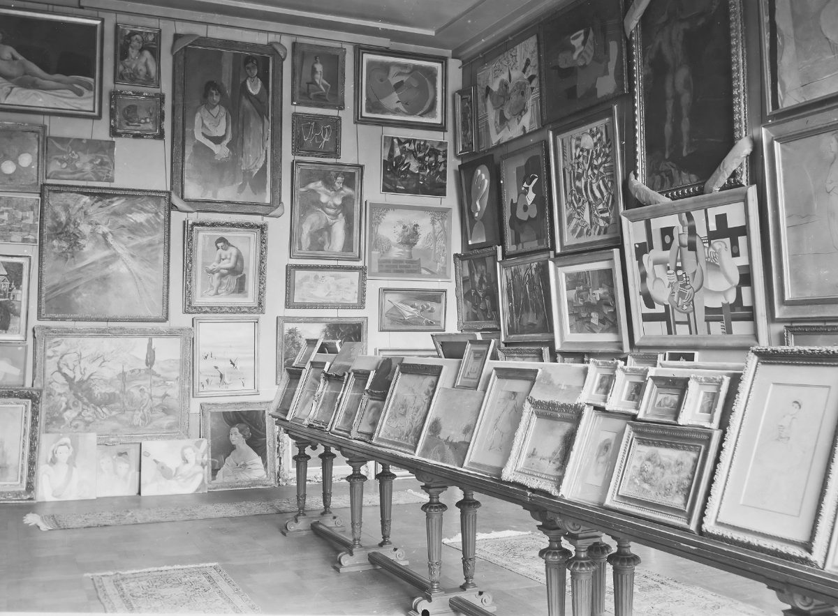 La « salle des martyrs » du musée du Jeu de Paume à Paris, saturée de tableaux spoliés par l'ERR, vers 1940.