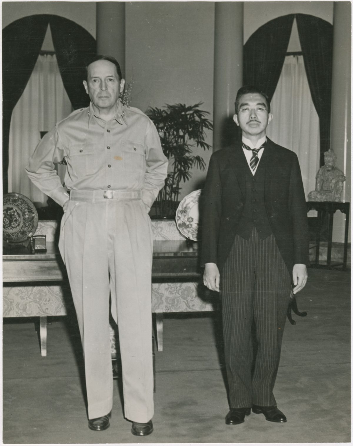 L'empereur Hirohito et le général MacArthur lors de leur première rencontre, ambassade des États-Unis à Tokyo, 27 septembre 1945.