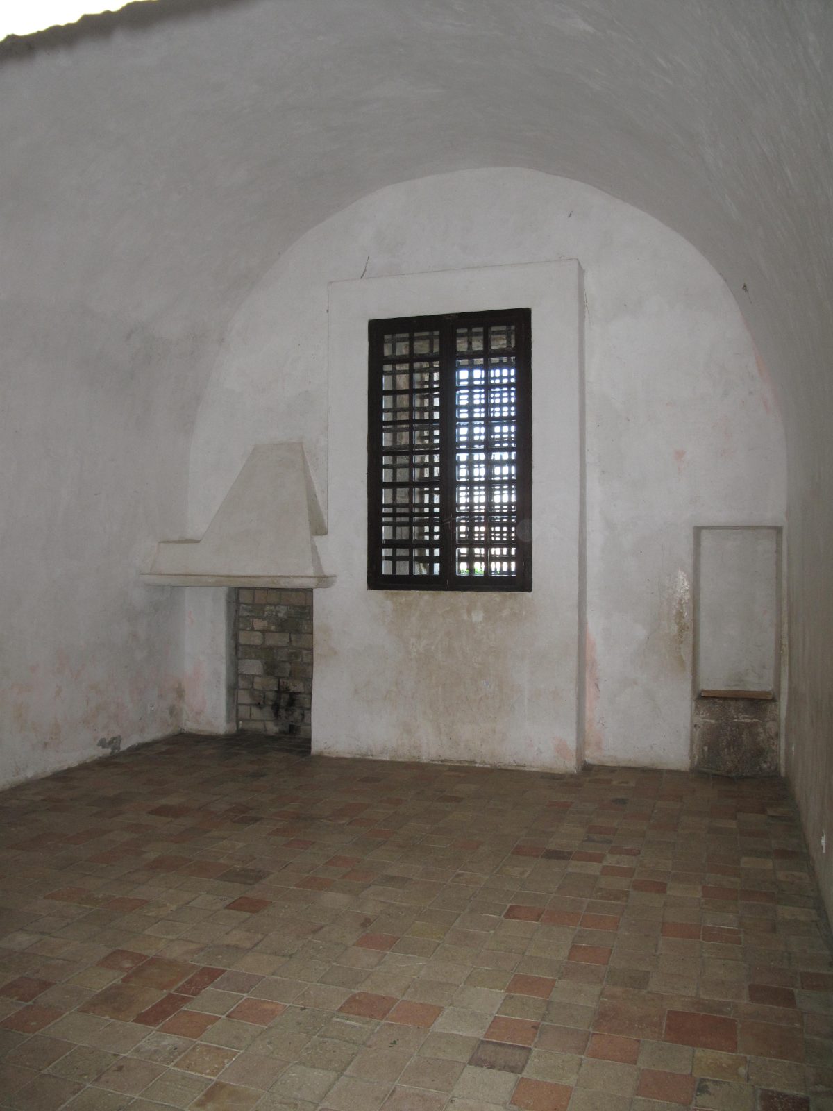 La cellule voûtée du Masque de fer, au fort Royal de l'île Sainte-Marguerite, face à Cannes.