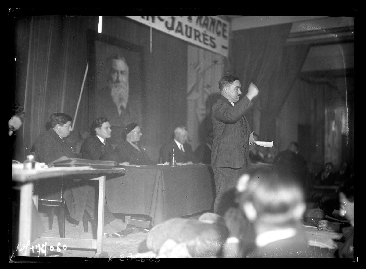Marcel Déat harangue le congrès fondateur du Parti socialiste de France, sous le portrait de Jean Jaurès, décembre 1933.