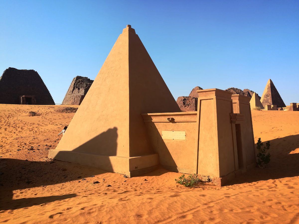 Les pyramides de Méroé, au Soudan : pentes raides, chapelle accolée à la face est et sommets tronqués.