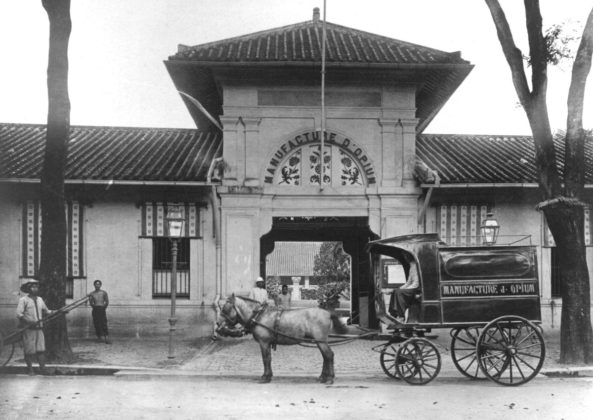 L'entrée de la Manufacture d'opium de Saïgon et sa voiture de livraison, au début du XXe siècle.