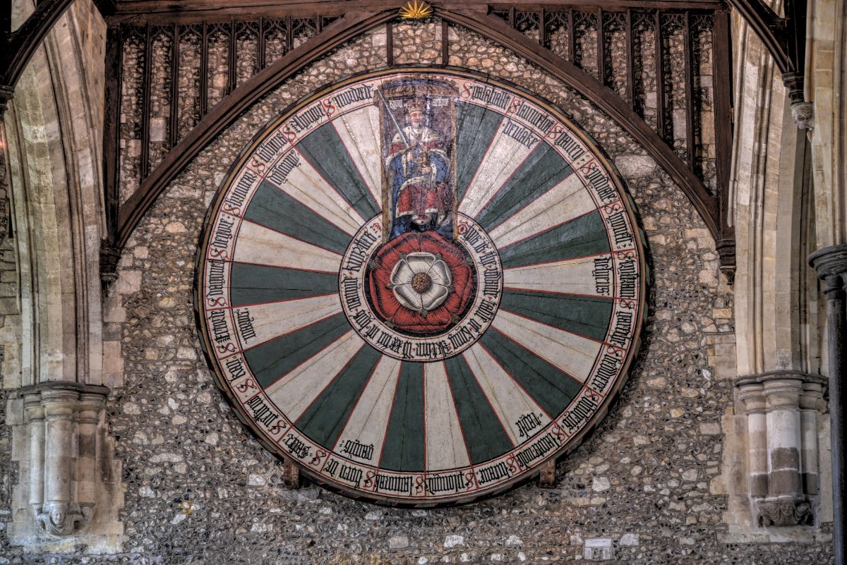 La Table ronde de Winchester : vingt-quatre noms de chevaliers, la rose Tudor au centre, Arthur trônant au sommet.
