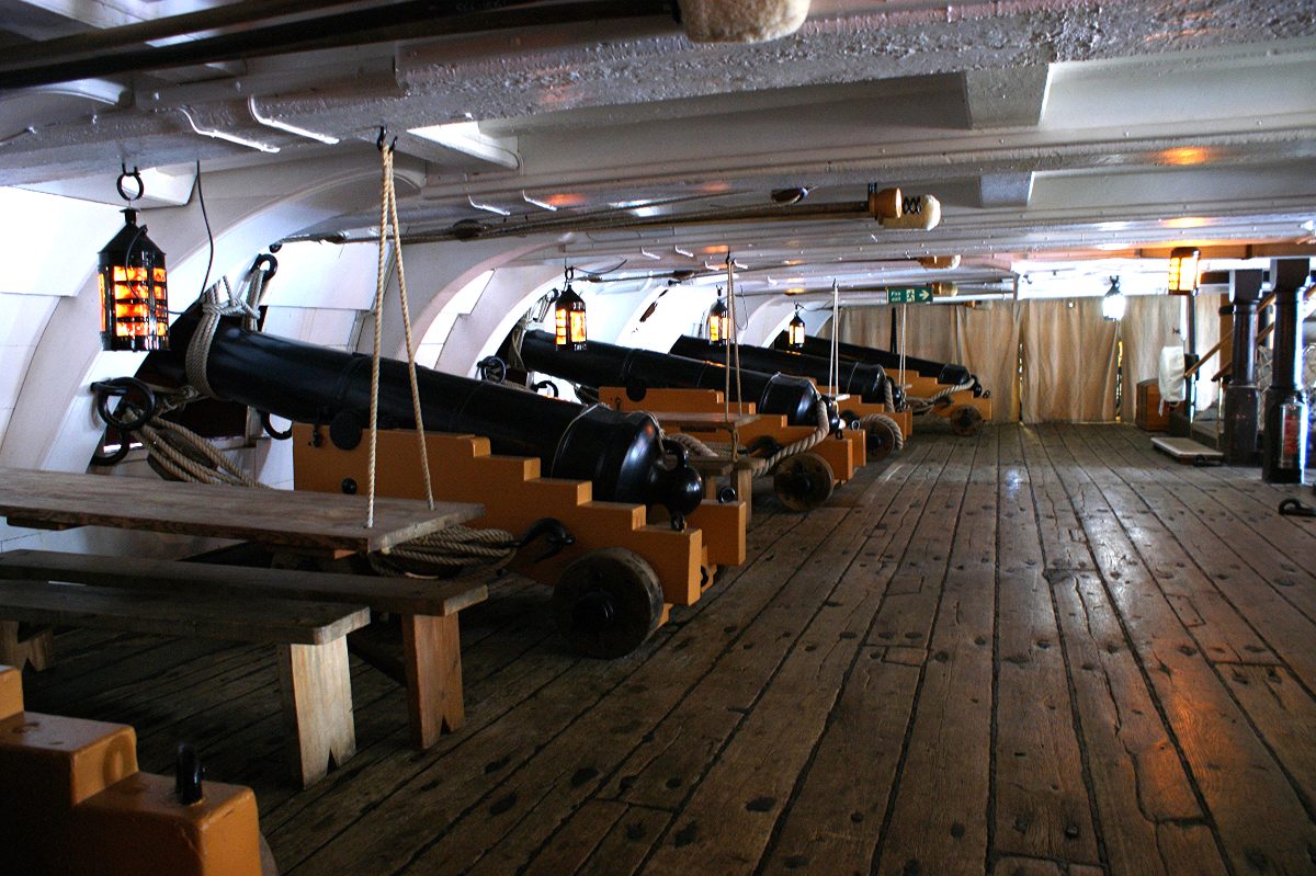 Le pont inférieur du HMS Victory à Portsmouth : canons, tables suspendues et espace de vie des équipages.