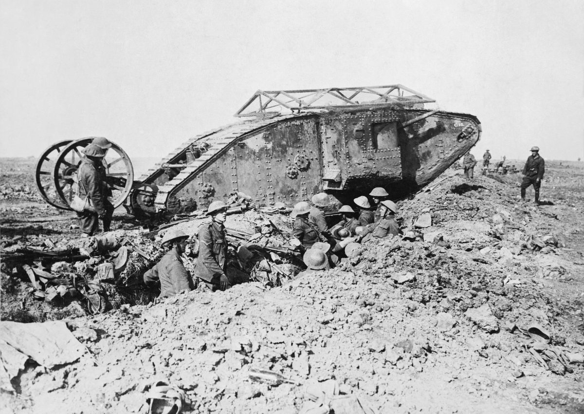Un char britannique Mark I et des fantassins près de Thiepval, sur la Somme, le 25 septembre 1916.