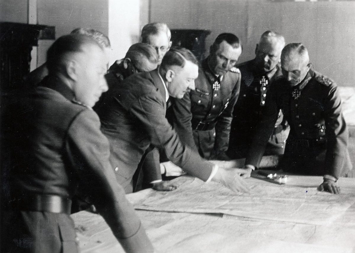 Hitler penché sur les cartes au quartier général du groupe d'armées Sud, à Poltava, le 1er juin 1942 ; à sa gauche, Friedrich Paulus.