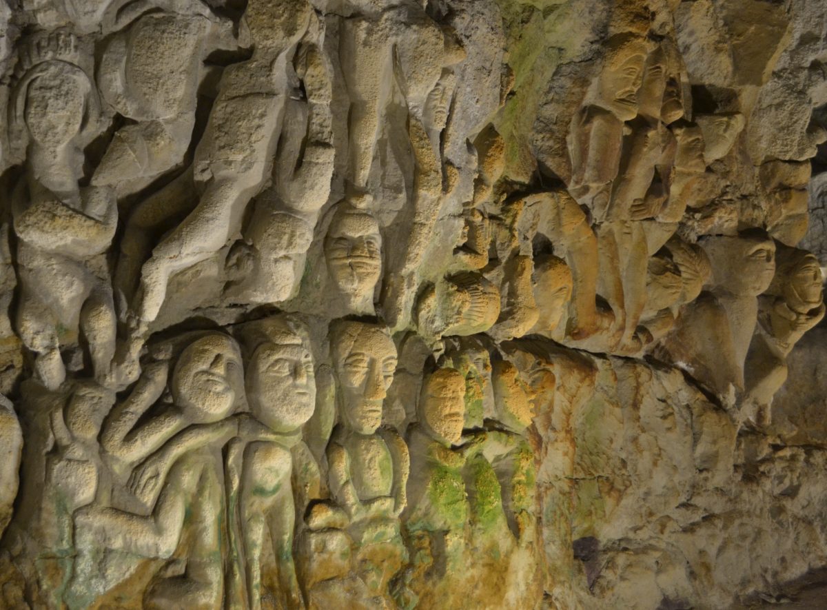 La cave aux sculptures de Dénezé-sous-Doué : des centaines de personnages taillés dans le tuffeau au XVIe siècle.