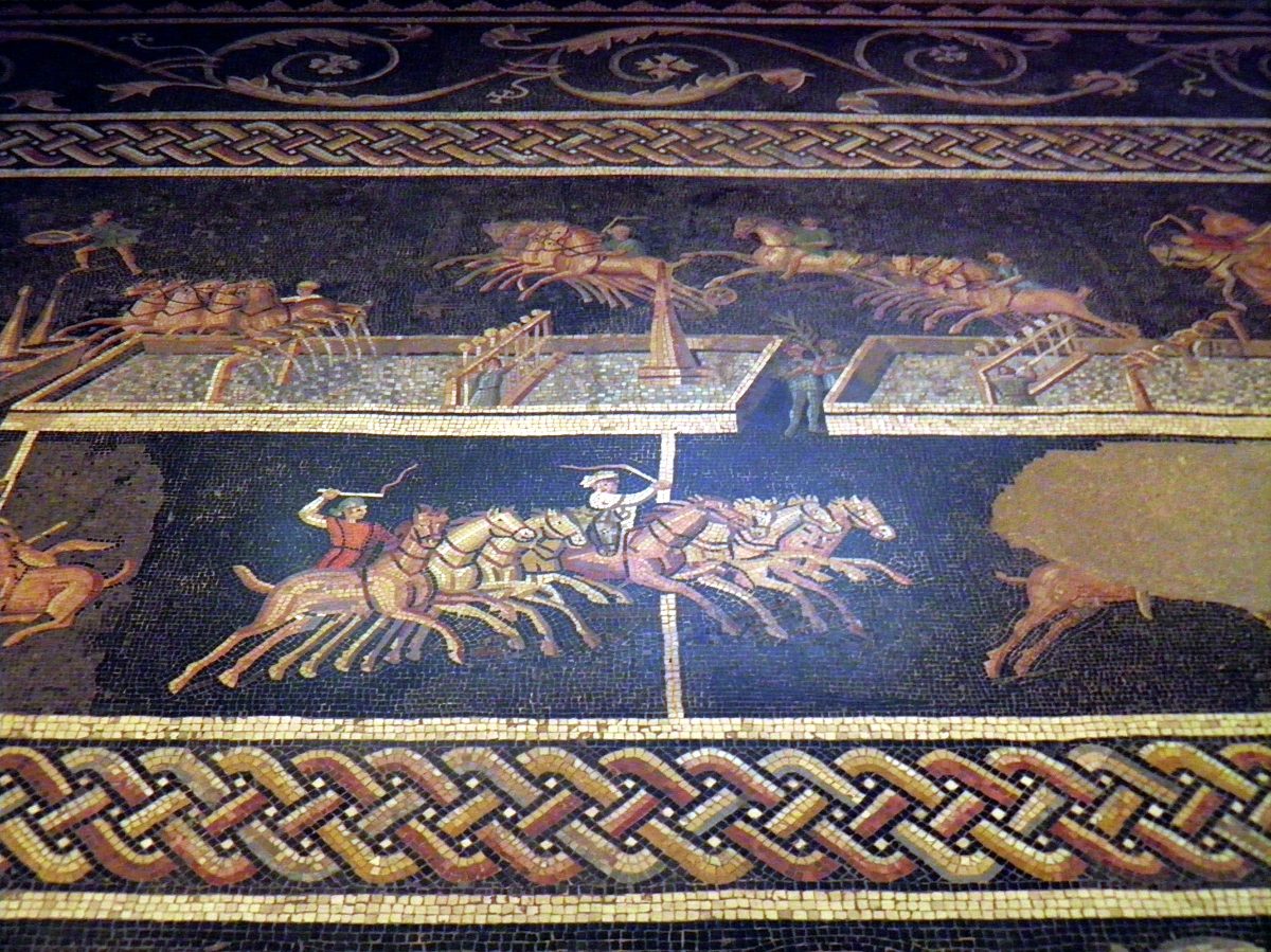 Mosaïque du cirque de Lugdunum, IIe siècle : des quadriges s'affrontent autour de la spina, à Lyon.