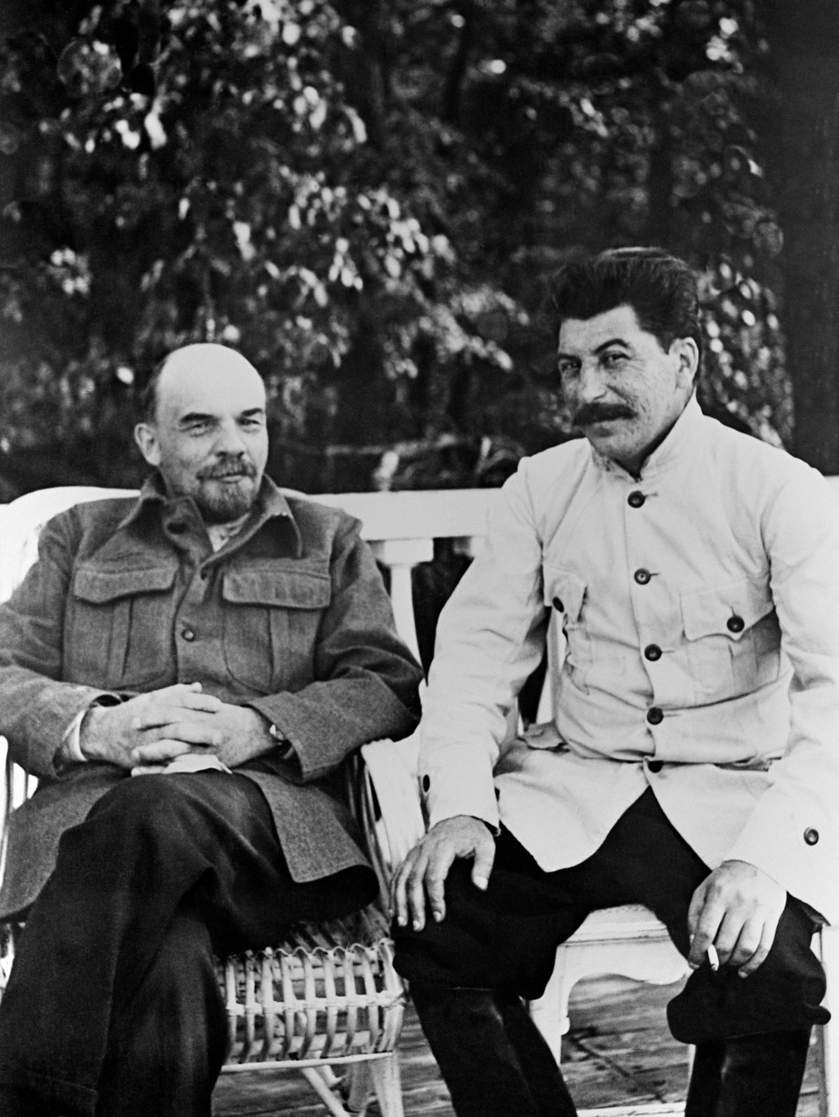 Lénine, diminué, assis aux côtés de Staline à Gorki, en septembre 1922, quelques mois après sa nomination au secrétariat général.