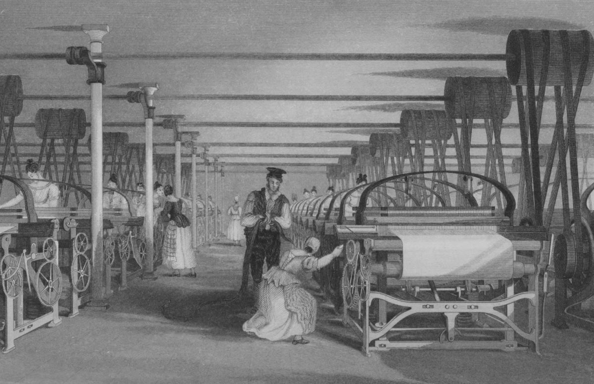 Intérieur d'une filature anglaise en 1835 : femmes et enfants aux métiers mécaniques, sous l'oeil d'un contremaître.