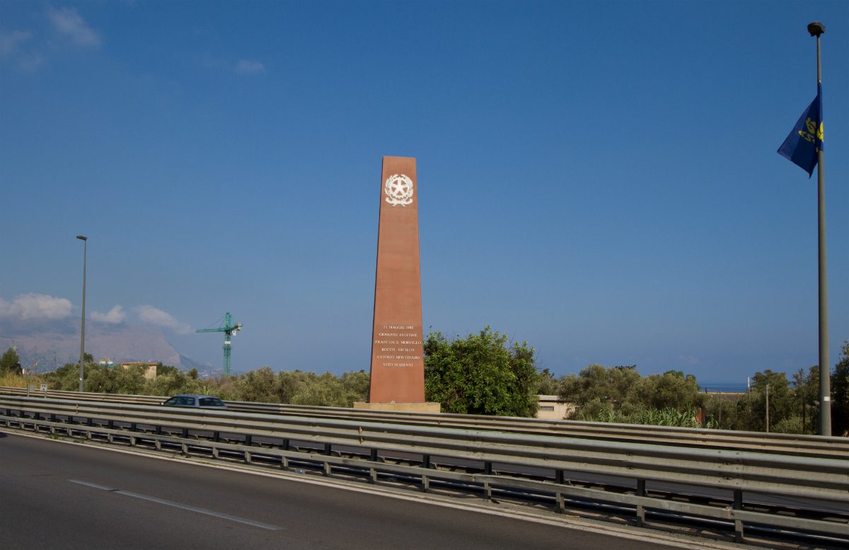 La stèle de Capaci, sur l'autoroute A29 près de Palerme, portant les noms des cinq victimes du 23 mai 1992.