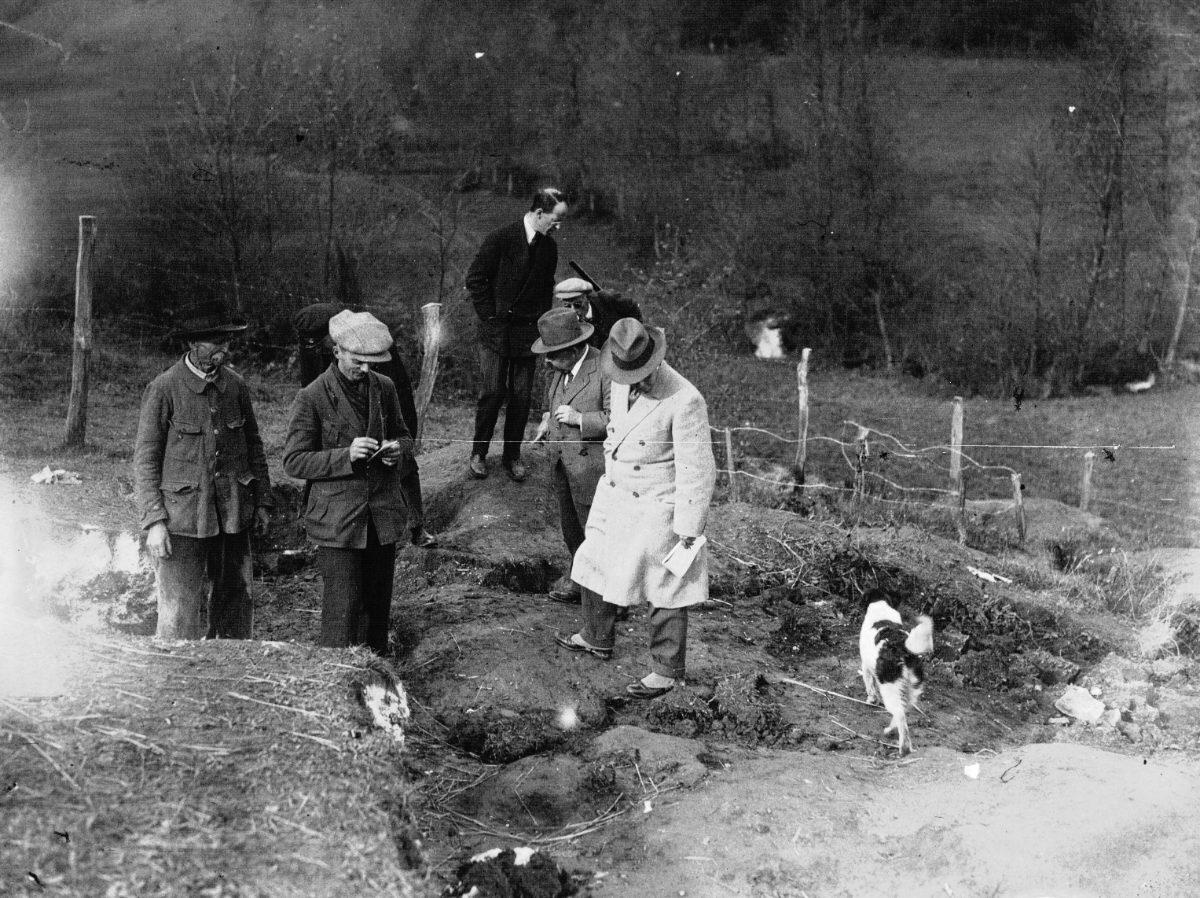 Fouilles au champ de Glozel, dans l’Allier, en novembre 1927, devant quelques curieux.