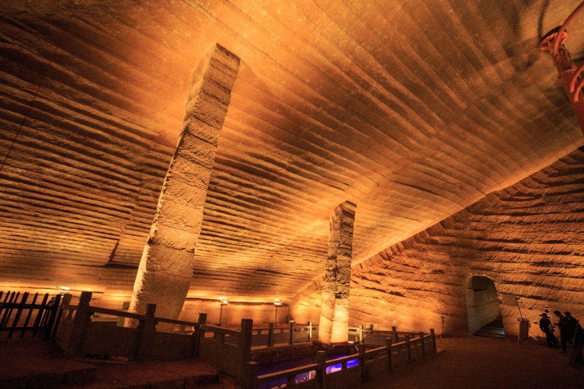 Grotte n° 4 de Longyou (Zhejiang) : piliers taillés, plafond incliné et stries régulières creusées à l'outil.