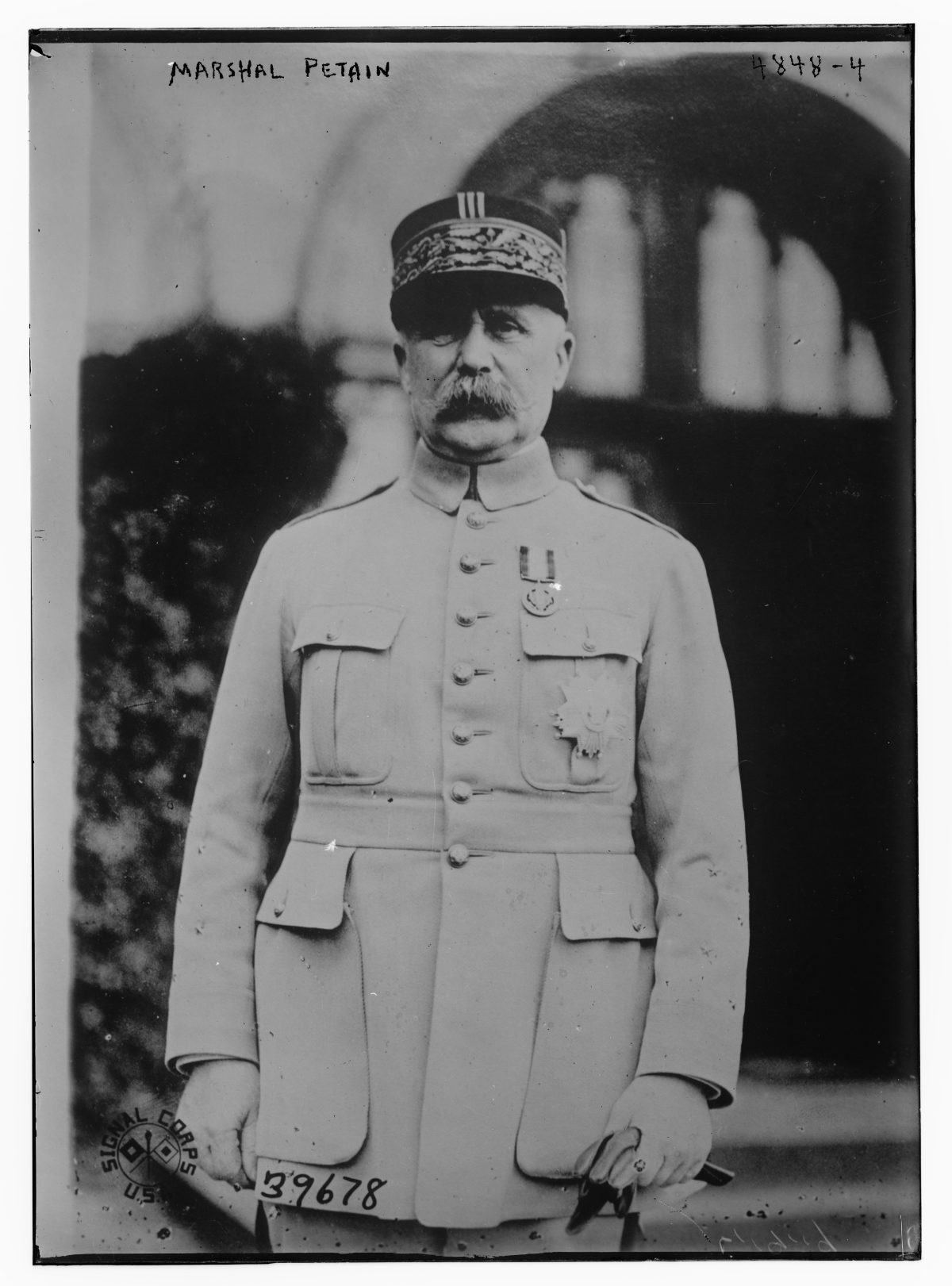 Philippe Pétain en uniforme : photographie de presse diffusée par l'agence Bain pendant la Grande Guerre.