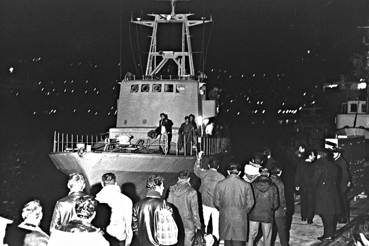 La première vedette de Cherbourg accostant de nuit au port du Kishon, à Haïfa, le 31 décembre 1969