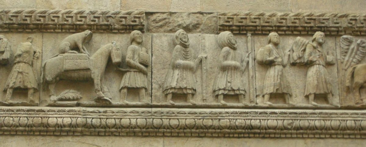 Frise romane du XIIe siècle à Fidenza : pèlerins en marche, cheval de bât chargé, voyageurs en convoi.