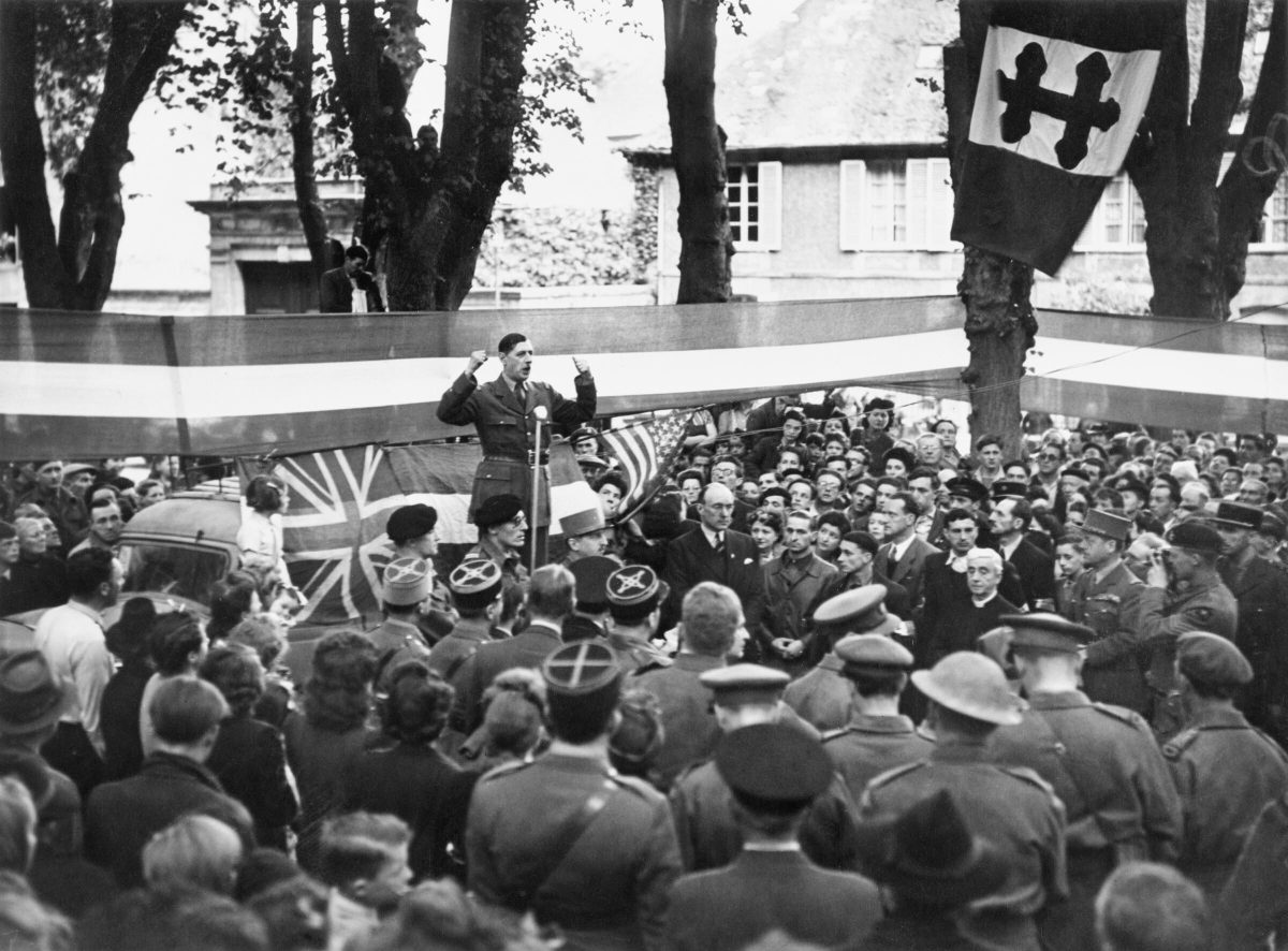 Le général de Gaulle harangue la foule de Bayeux, le 14 juin 1944, sous les drapeaux alliés.