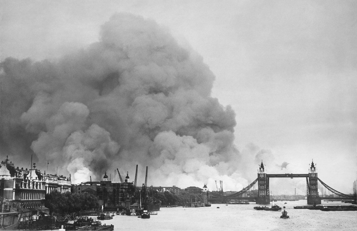 Londres, 7 septembre 1940 : la fumée des docks en feu monte au-dessus de la Tamise, près de Tower Bridge.