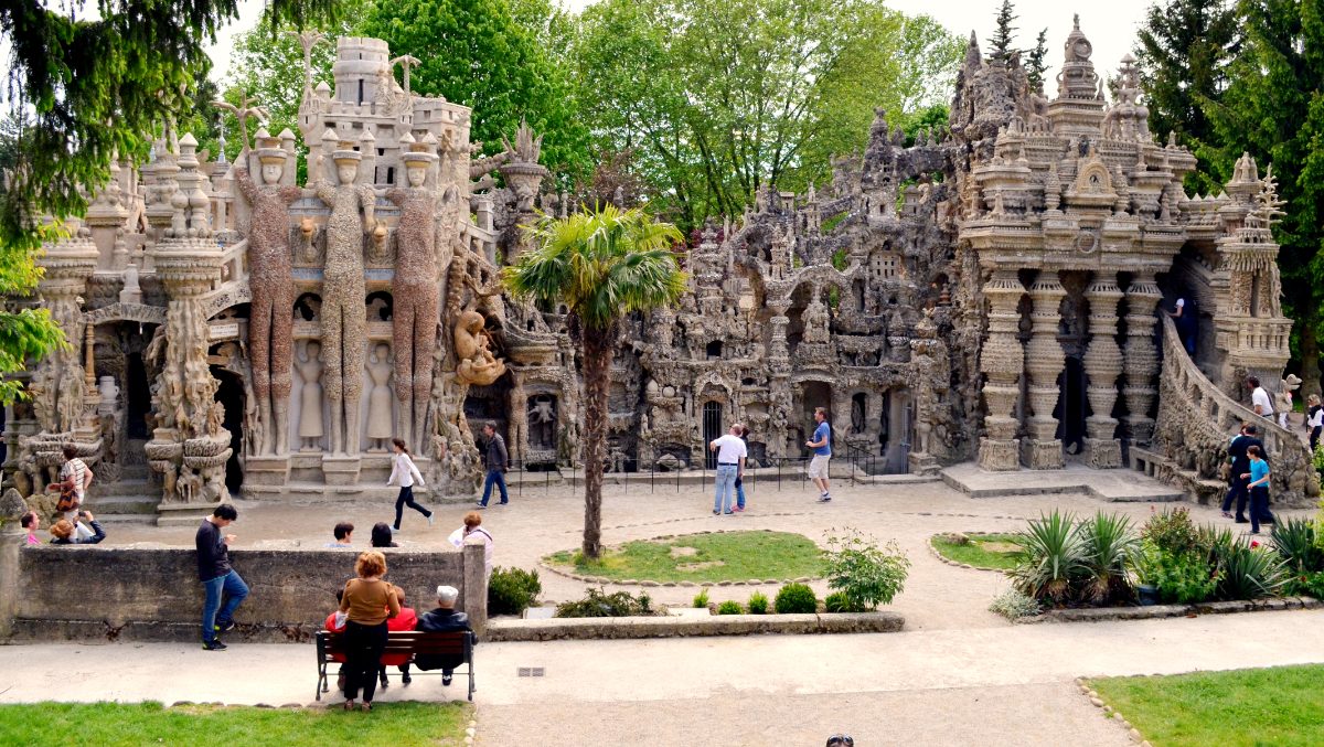 La façade est du Palais idéal du facteur Cheval, à Hauterives, avec ses géants de pierre.