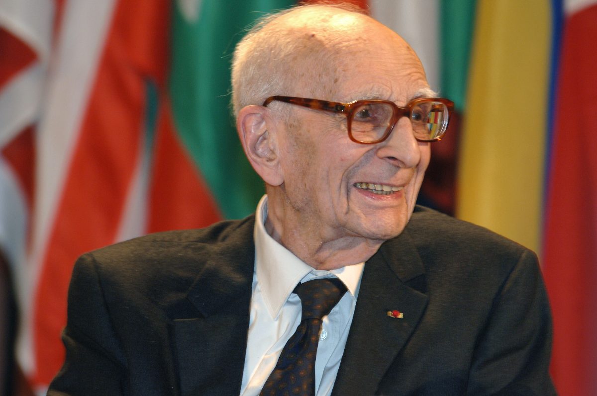 Claude Lévi-Strauss photographié à l'UNESCO en novembre 2005, devant les drapeaux des États membres.